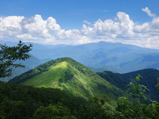 夏の山 青空と雲