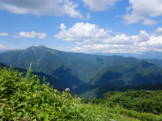 夏の山 青空と雲