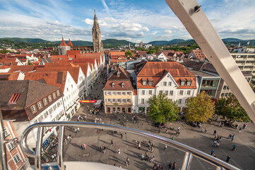Aufsicht Reutlingen mit Marienkirche, Einkaufsstraße mit Marktplatz und Bäumen mit Herbstlaub,...