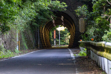 トンネルの先にある電光掲示板