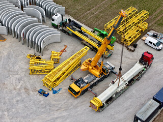 Aufbau eines Großkrans für den Bau eines Turms einer Windkraftanlage, Luftbild, Baustelle, Windrad, Energiewende, Turm, Fertigteile, Hybridturm, Betonteile