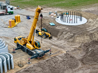 Beginnender Turmbau für eine Windkraftanlage: Luftbild, Baustelle, Windrad, Energiewende, Turm, Fertigteile, Hybridturm, Betonteile