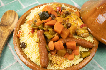 plat de couscous au poulet et merguez, en gros plan