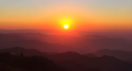 Evening sky, Mountain silhouette, Sunset glow, Sunset horizon, Sunset view, Sunset scene, Dusk in mountains, Mountain ridge sunset, Sunlight behind mountains, Scenic sunset, Nature sunset, Mountain va