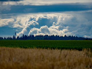 Wolken ziehen über das Land