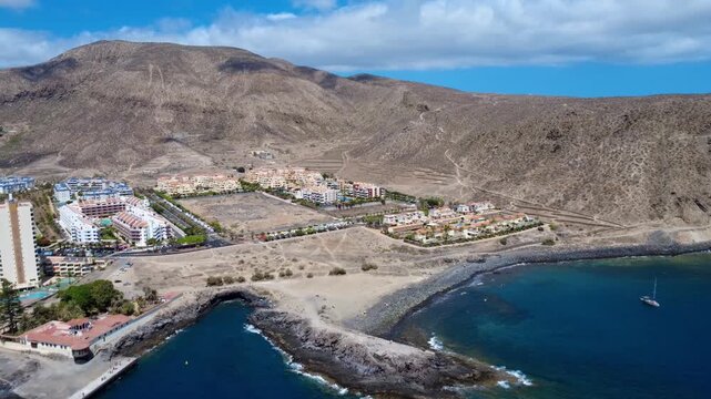 Sobrevuelo al amanecer en Los Cristianos, Tenerife &ndash; Vista a&eacute;rea de Calle Penetraci&oacute;n y costa