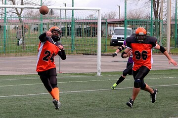 American football player throws the ball	
