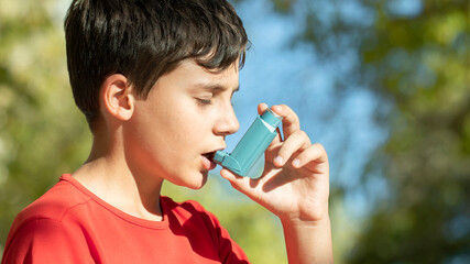 Using an inhaler for asthma treatment outdoors