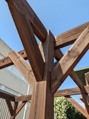Vista de cerca de pérgola de madera 
