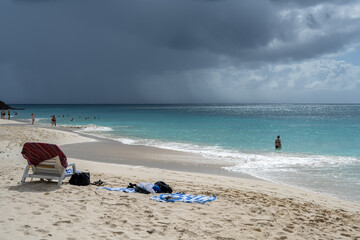 Idyllischer Strand in der Karibik auf Antigua und aufziehendem Unwetter
