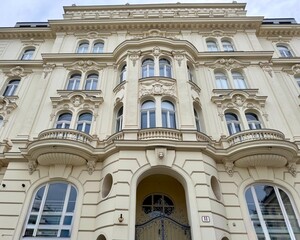 Historisches Altbauhaus in Wien mit klassischer Fassadenarchitektur Österreich Reisen Europa Altstadt Innenstadt