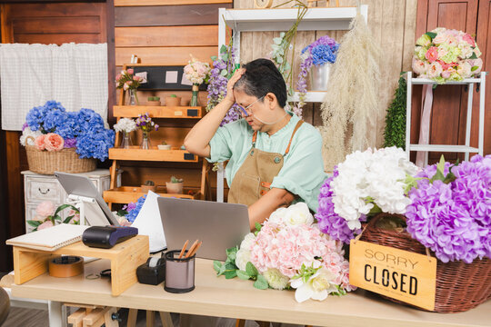 Senior woman entrepreneur struggling to understand computer technology, overwhelmed by modern systems in computer, elderly aging people learning digital online, florist shop owner lacks digital skills
