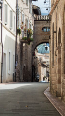 narrow street in assisi in umbria
