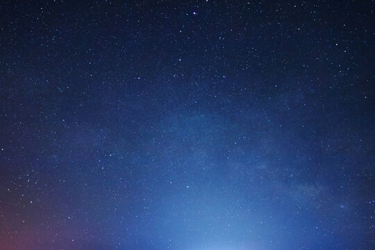 breathtaking view of the night sky filled with countless stars and constellations, capturing the vastness and beauty of the universe in deep space. Perfect for astronomy and cosmic themes - Powered by Adobe