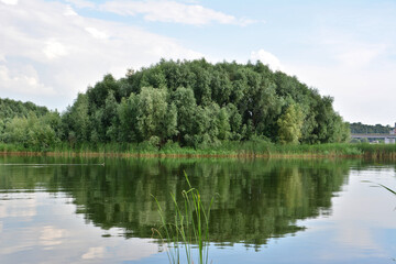 Island Oasis Reflected A Serene Waterscape wallpaper