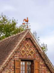 Girouette en forme de coq sur le toit d'une maison flamande