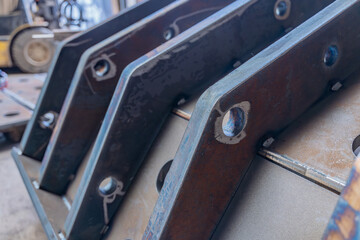 Pièces industrielles métalliques dans un atelier de fabrication moderne.