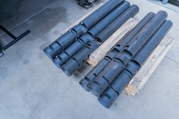 Pièces industrielles métalliques découpées avec précision par machine laser dans un atelier de fabrication moderne.