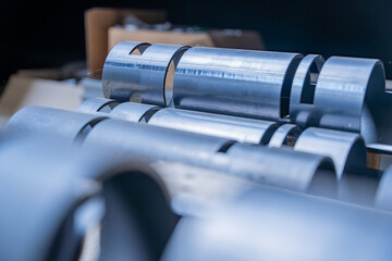 Pièces industrielles métalliques découpées avec précision par machine laser dans un atelier de fabrication moderne.