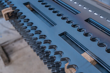 Pièces industrielles métalliques découpées avec précision par machine laser dans un atelier de fabrication moderne.