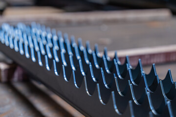 Pièces industrielles métalliques découpées avec précision par machine laser dans un atelier de fabrication moderne.