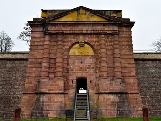 La porte de Strasbourg dans les fortifications de Neuf-Brisach en Alsace