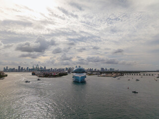 Fototapeta premium Cruise ship vacation. Aerial view cruise ship on summer vacation tour. Cruise ship vacation and travel by sea. Aerial view luxury liner. Ship leaving Miami beach port