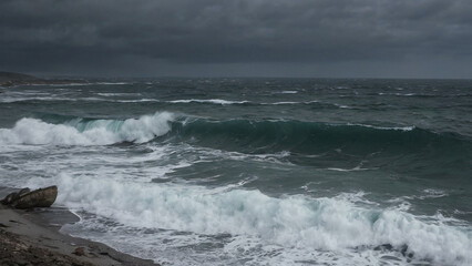 Obraz premium Stormy sea with dark sky and high waves