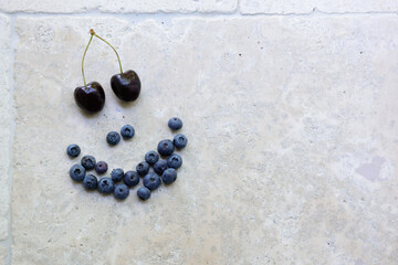 lustiges Gesicht aus Kirschen und Heidelbeeren