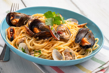 Spaghetti con frutti di mare e bottarga di muggine, pasta italiana 
