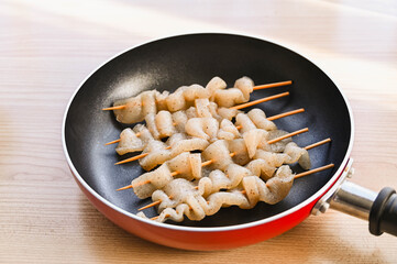 フライパンで焼く串に刺した冷凍こんにゃく