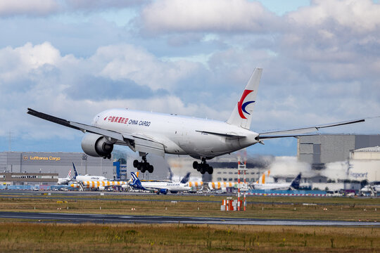Ein Frachtflugzeug vom Typ Boeing 777F der Fluggesellschaft China Cargo beim Landeanflug auf den Flughafen Frankfurt. Im Hintergrund ist das Lufthansa-Cargo-Geb&auml;ude zu erkennen, 