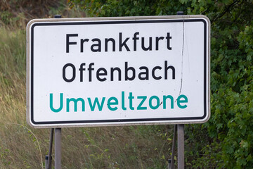 Das Schild weist darauf hin, dass für die Einfahrt in diesen Bereich bestimmte Emissionsvorgaben...