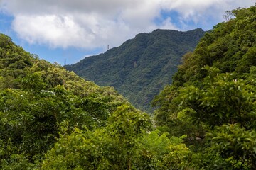 Obraz premium Lush Mountain Landscape with Cloudy Sky