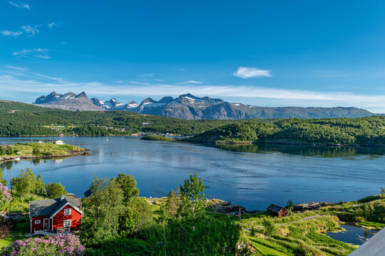 Bod&oslash;, la citt&agrave; norvegese a nord del circolo polare artico, tra il Vestfjorden e il Saltjorden