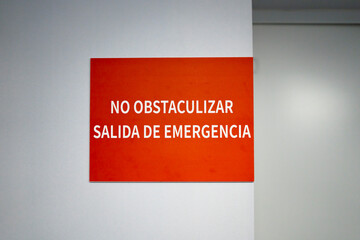 Emergency exit sign indicating no obstruction in spanish