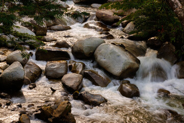 Flujo de agua vibrante en el río de San Rafael, Antioquia, Colombia, con rocas grandes y suaves,...