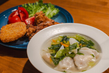 Dinner with Vegetable Dumpling Soup and Fried Chicken Plate / 野菜餃子スープと唐揚げプレートの夕食
