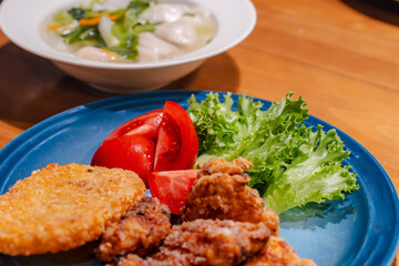 Dinner with Vegetable Dumpling Soup and Fried Chicken Plate / 野菜餃子スープと唐揚げプレートの夕食
