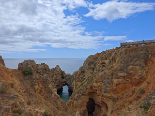 Höhle in Felsen an der Algarve