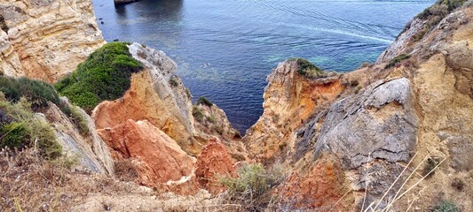 Farbige Felsküste an der Algarve