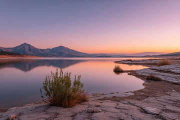 Fototapeta premium capture stunning edge of reservoir in morocco during sunset highlighting seasonal transition