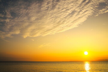 Fototapeta premium 海に沈む美しい夕日