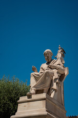 Naklejka premium Statue of ma speaking while sitting in greece
