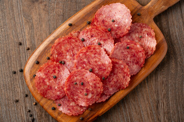 木製のカッティングボードに載せた美味しそうなサラミのスライス