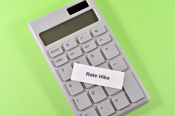 The image of interest rate hikes with calculators and rate hikes
