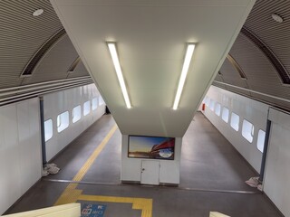 神戸ポートターミナル駅の船舶を思わせる構内
