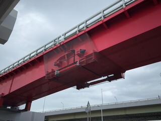 高架下から見た神戸アイランドの高架橋

