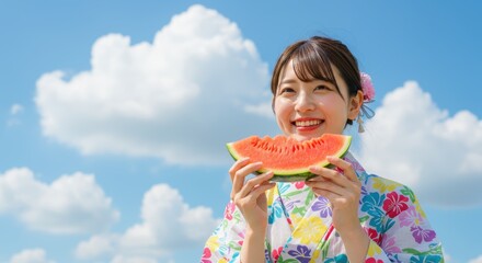 夏の青空の下でスイカを食べる浴衣姿の女性