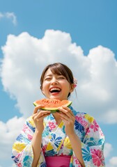 夏の青空の下でスイカを食べる浴衣姿の女性